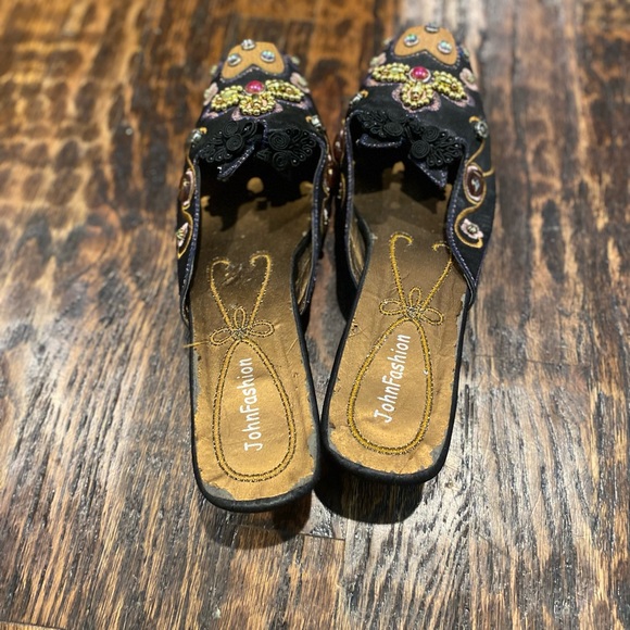 Vintage slip on shoes w ornate heel - Picture 6 of 8